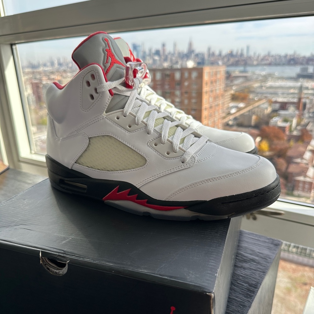 NIB Auth. Jordan 5 retro Fire red 2020 sneakers 13